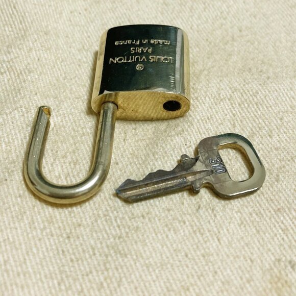 LOUIS VUITTON LV 10 SET PADLOCK KEY CHARM CADENA GOLD-PLATED FRANCE - Picture 2 of 4